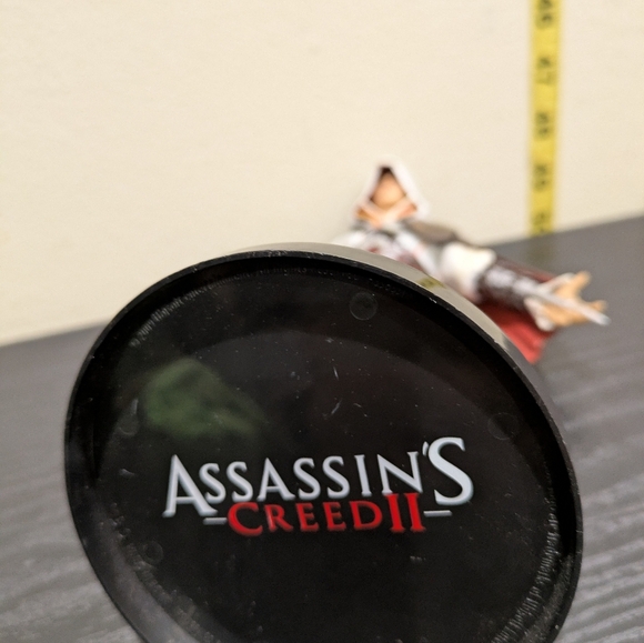 Assassin's Creed White and Brown Figurine 9" - Picture 7 of 8